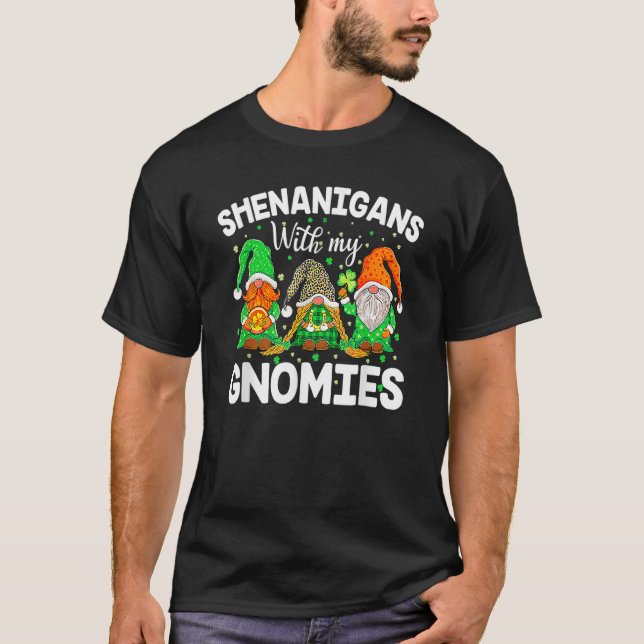 Shenanigans With My Gnomies St Patrick's Day Gnome T Shirt (Framsida)