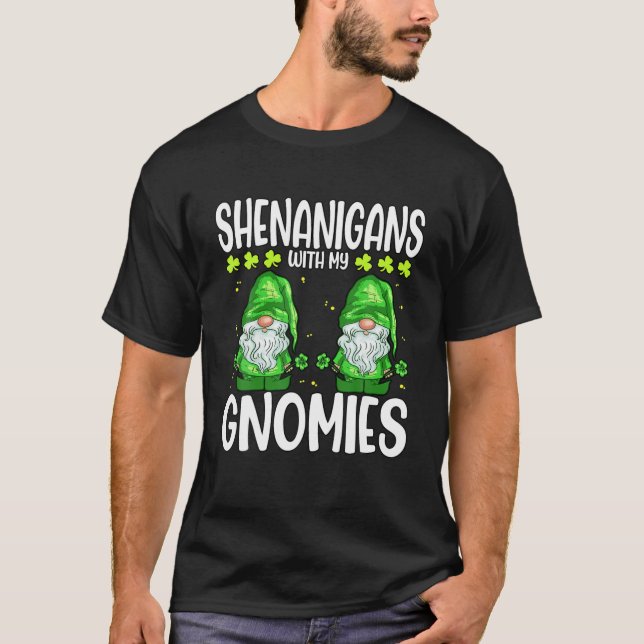 Shenanigans with my Gnomies St. Patricks Shamrock T Shirt (Framsida)