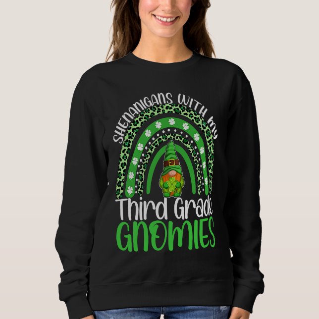 Shenanigans With My Third Grade Gnomies St Patrick T Shirt (Framsida)