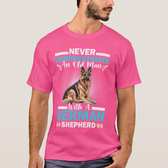 Shepherd Hund ALDRIG ODERESTIMATE AN OLD MAN TYMAN T Shirt (Framsida)