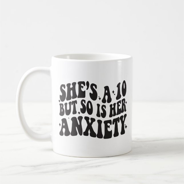 She's a 10 but so is her anxiety kaffemugg (Vänster)