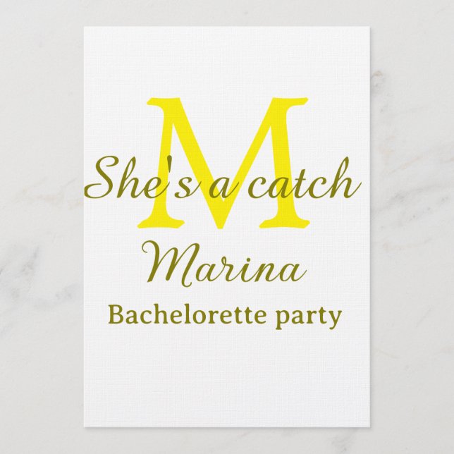 She's a catch yellow monogram bachelorette party n inbjudningar (Framsida)