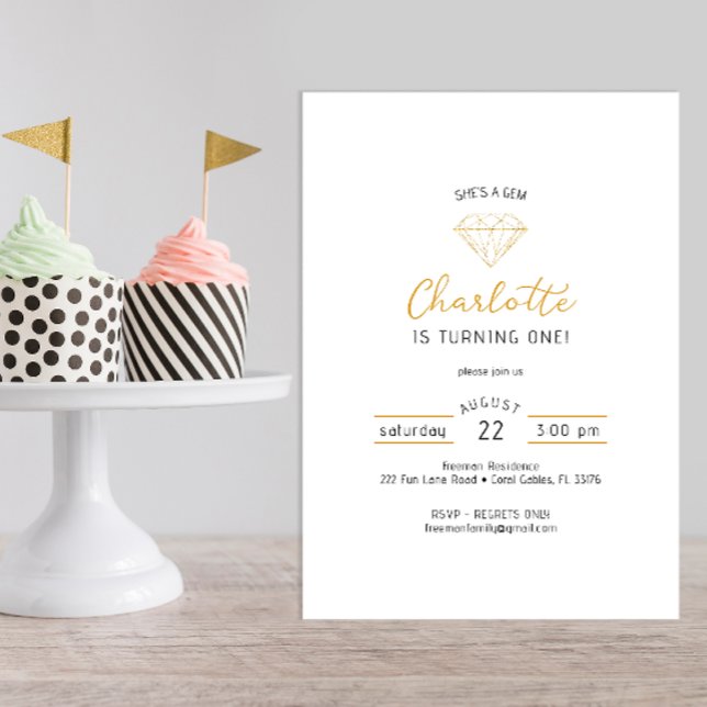 Shes a Gem Guld Diamond Birthday-inbjudan Inbjudningar (modern minimalist glitter gold gem birthday party invitation)