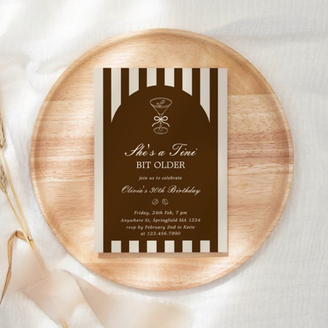 She's A Tini Bit Older Coffee Martini Birthday Inbjudningar (Skapare uppladdad)