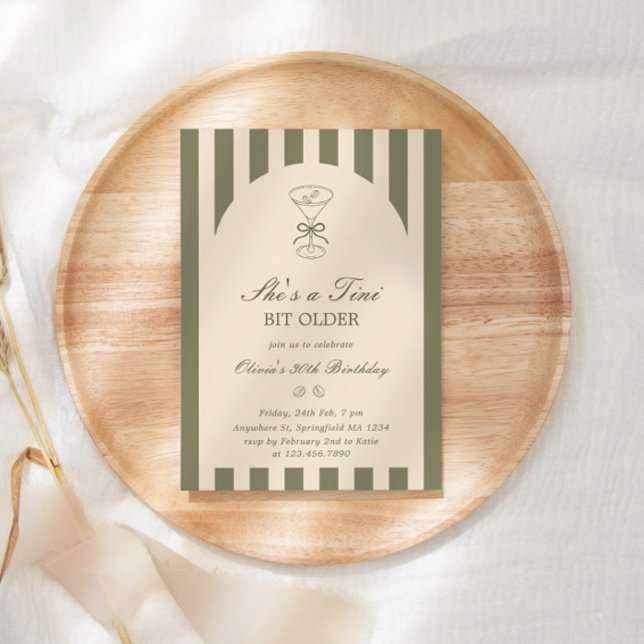 She's A Tini Bit Older Coffee Martini Birthday Inbjudningar (Skapare uppladdad)