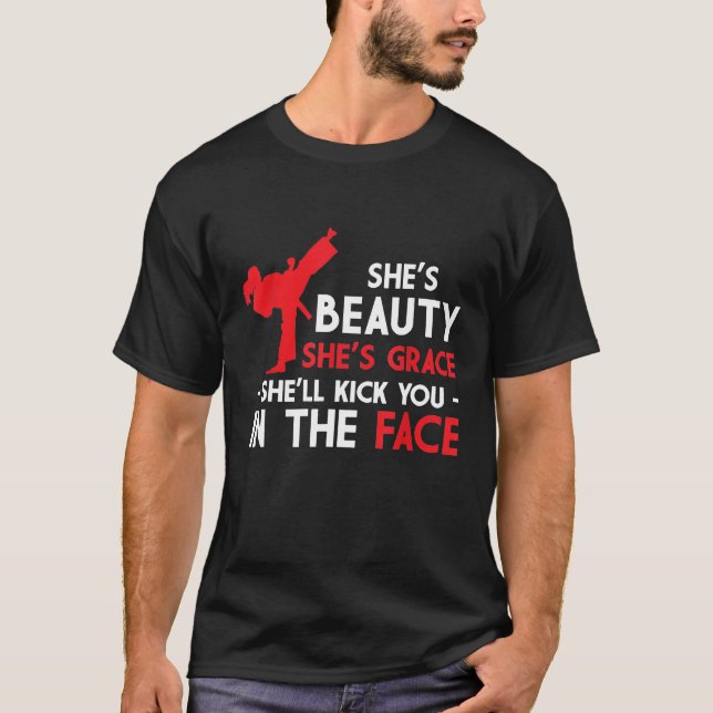 Shes Beauty Shes Grace-Snäckan sparkade dig i Ansi T Shirt (Framsida)