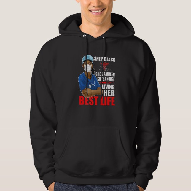 Shes Black Shes A Queen Shes A Nurse Living Her Be Hoodie (Framsida)