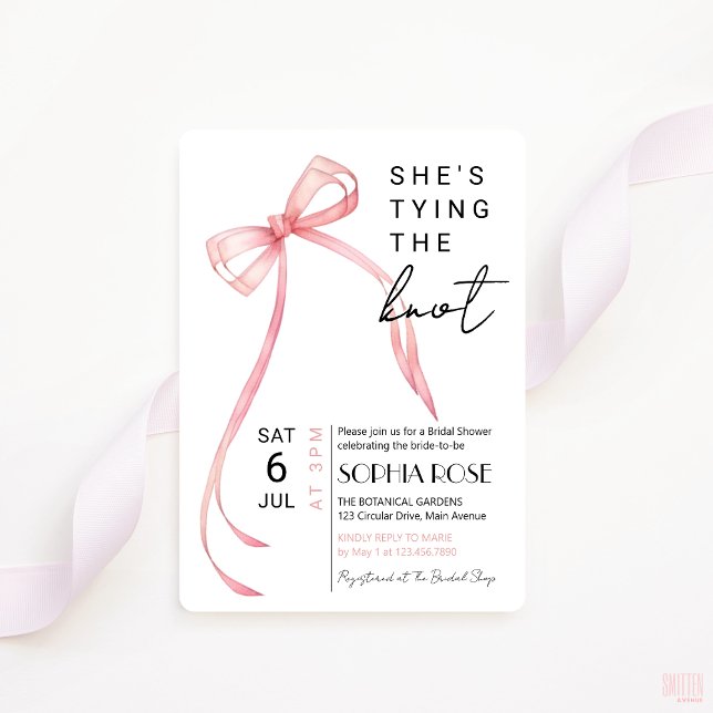 Shes Gifter sig Inbjudningskort för möhippan (shes tying the knot bridal shower invitation pink ribbon bow coquette theme)