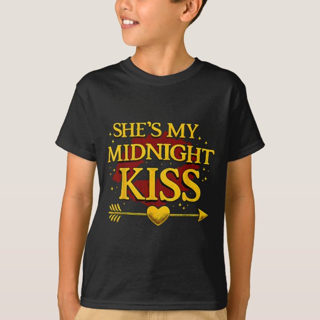 She's My Midnight Kiss Matching Couples Valentine’ T Shirt (Framsida)