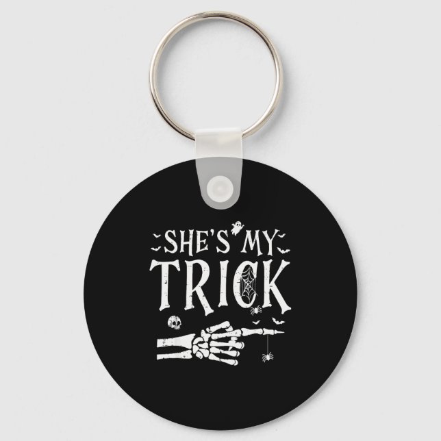 She's My Trick Skeleton Hand Halloween Costume Cou Nyckelring (Framsida)