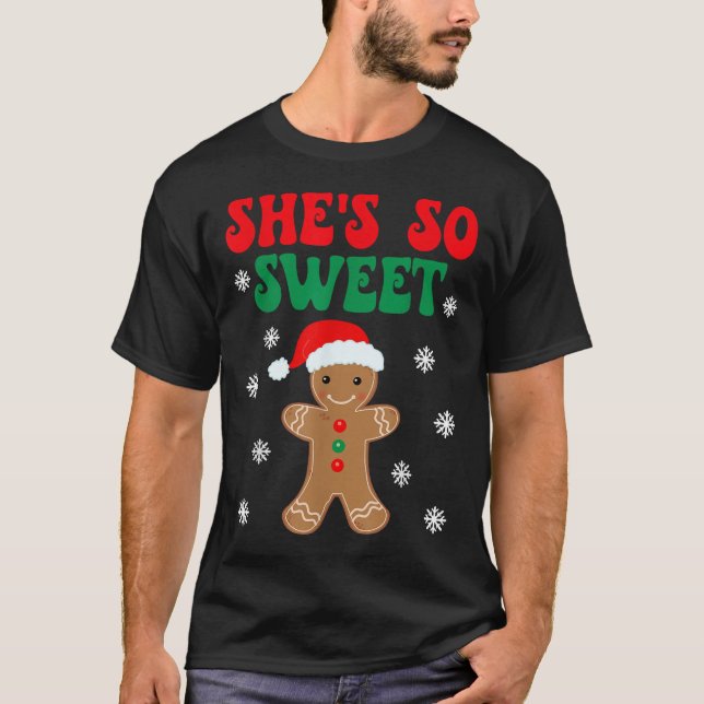 She's So Sweet Funny Gingerbread Couples Christmas T Shirt (Framsida)