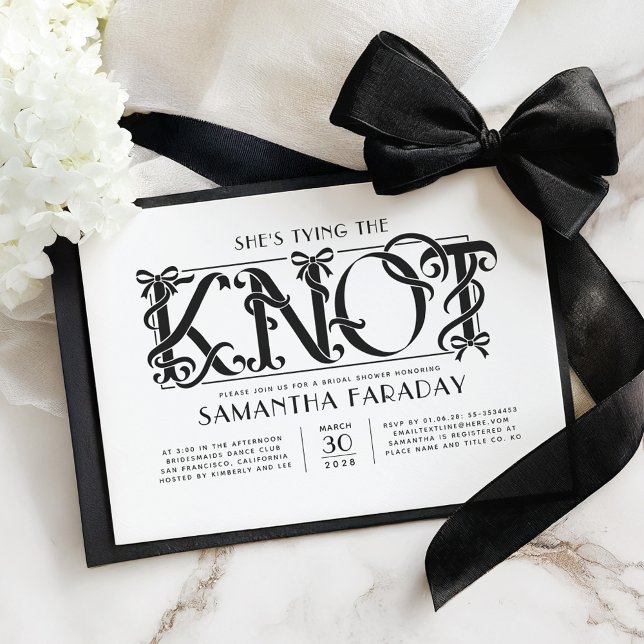 She's Tying The Knot Black Bow Bridal Shower Inbjudningar (Black Bow Bridal Shower Invitation)