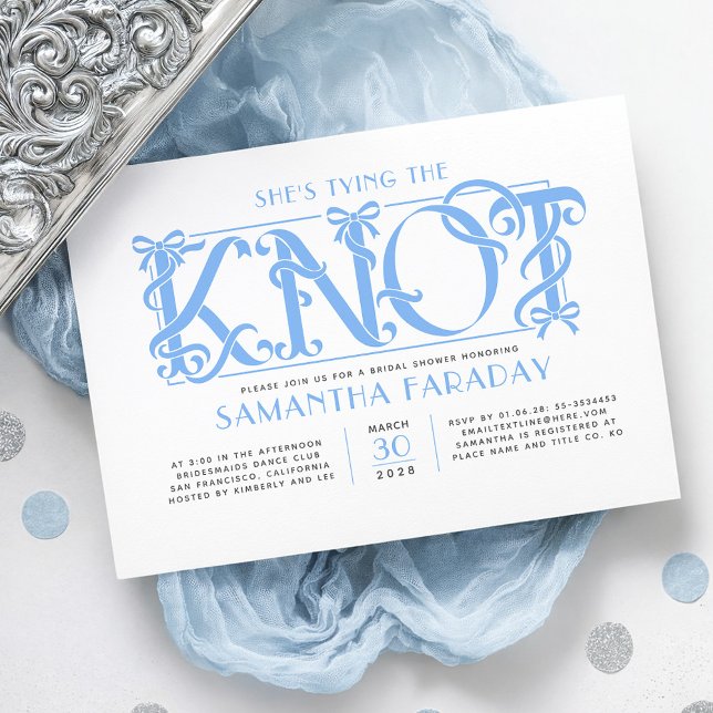 She's Tying The Knot Dusty Blue Bow Bridal Shower Inbjudningar (Dusty Blue Bow Bridal Shower Invitation with luxury rococo era's design)