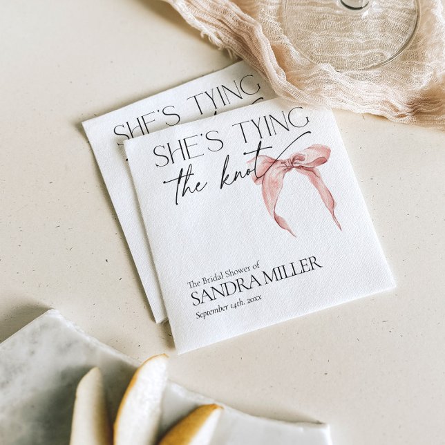 Shes Tying the Knot Pink Bow Bridal Shower Pappersservett (Skapare uppladdad)
