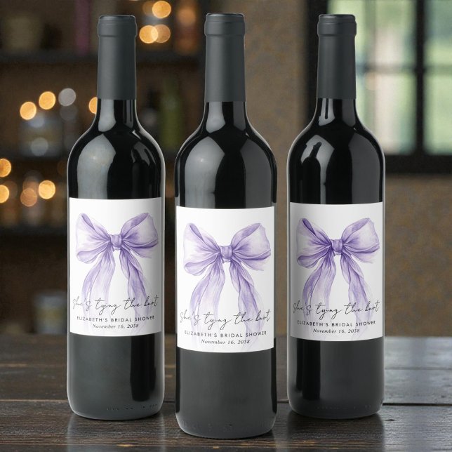 Shes Tying The Knot Purple Bow Bridal Shower Vinflaska Etikett (Shes Tying The Knot Purple Bow Bridal Shower Wine Label)
