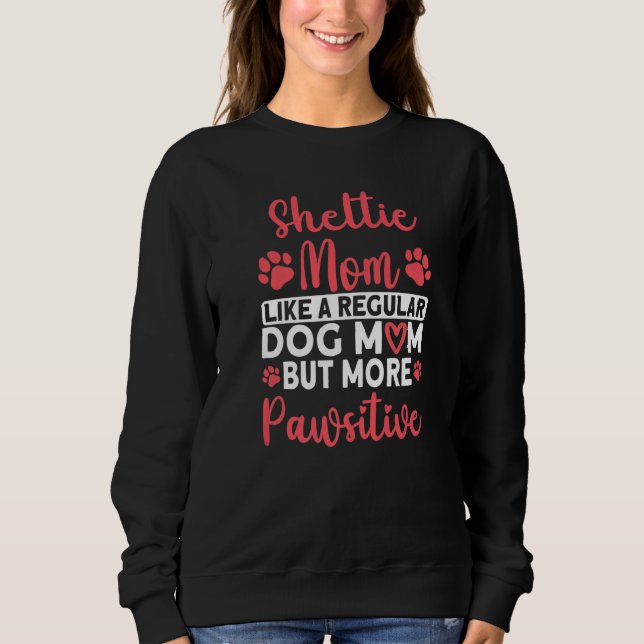 Shetland Sheepdog Dog Mom but more Pawsitive Shelt T Shirt (Framsida)