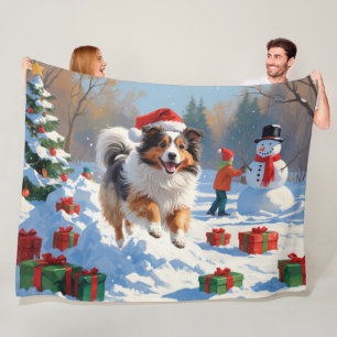 Shetland Sheepdog springer genom snön med julhatt Fleecefilt