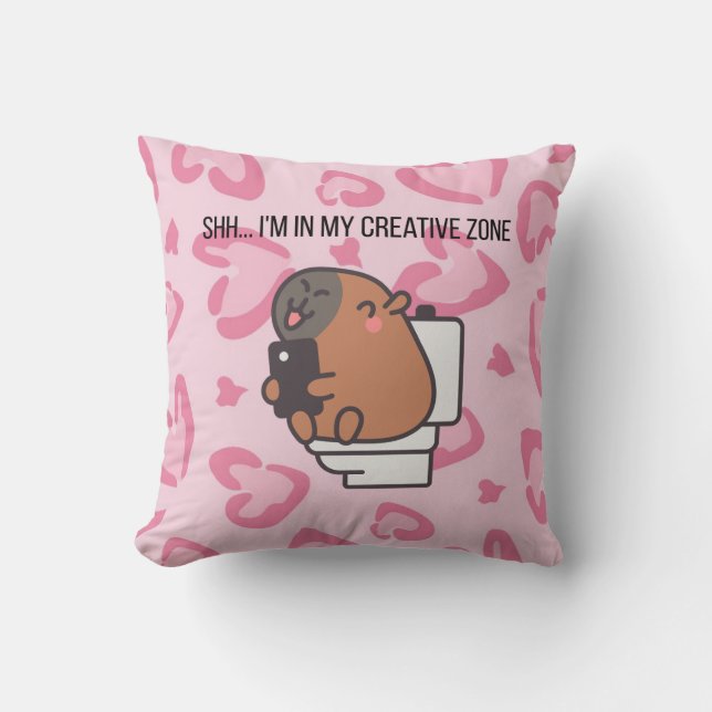Shh… I’m in My Creative Zone | Funny Capybara Deco Kudde (Framsida)