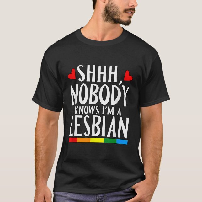 Shhh Nobody Knows I'm A Lesbian LGBT Pride Month B T Shirt (Framsida)