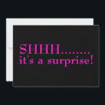 Shhh Surprise Sjuttionde Födelsedagsfesten Inbjudningar<br><div class="desc">Det är en överraskning för födelsedagsfest inbjudan i svart och shock rosa. Sjuttionde födelsedagsfesten firande,  vår mall är redo för dig. Firar sjuttio!</div>