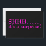 Shhh Surprise Sjuttionde Födelsedagsfesten Inbjudningar<br><div class="desc">Det är en överraskning för födelsedagsfest inbjudan i svart och shock rosa. Sjuttionde födelsedagsfesten firande,  vår mall är redo för dig. Firar sjuttio!</div>