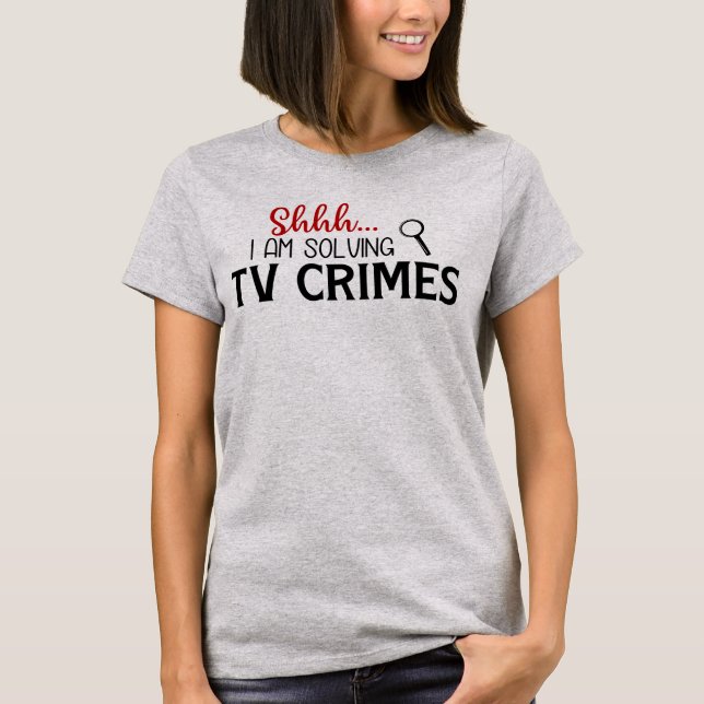 Shhtt.. Jag löser TV Crimes True Crime T-Shirt (Framsida)