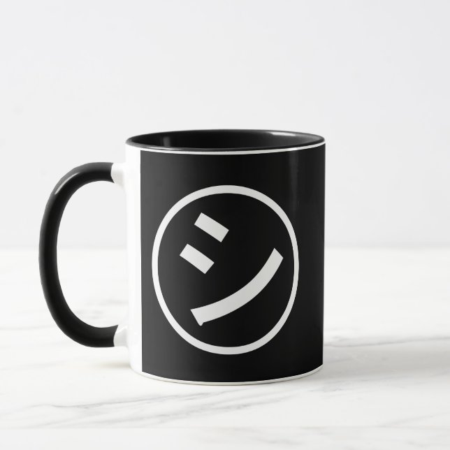 ㋛ Shi Kana Katakana Smiling Emoji / Emoticon Mugg (Vänster)