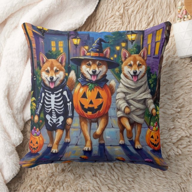 Shiba Inu Dogs in Halloween Costumes Kudde (Filt)