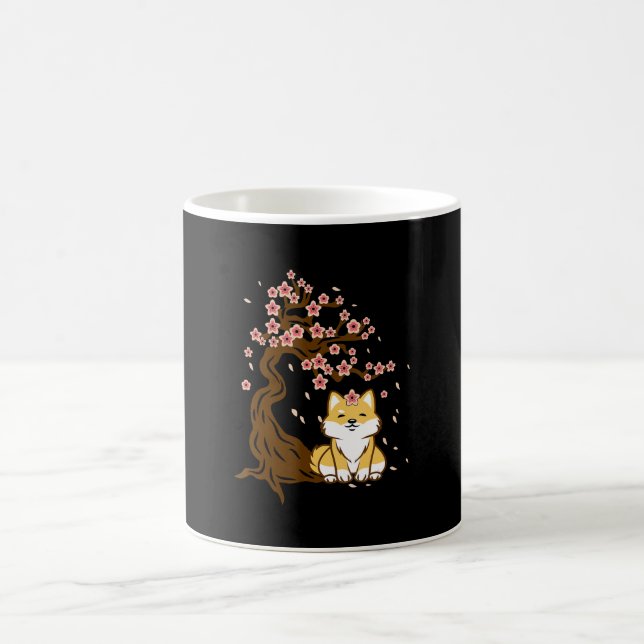 Shiba inu hund sitta under körsbärssystemet blomma kaffemugg (Center)