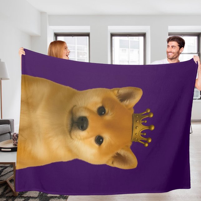Shiba Inu Puppy i Cute Guld Krona Fleecefilt (Shiba Inu Puppy in Gold Crown Cute Fleece Blanket by Ricaso. Shiba pup on purple throw blanket)