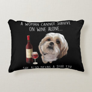 Shih Tzu   En kvinna kan inte Överleva på Vin Ensa Prydnadskudde