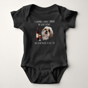 Shih Tzu   En Kvinna Klarar Sig Inte På Endast Vin T Shirt