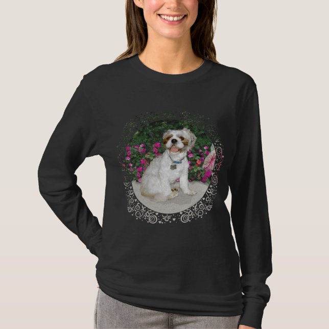 Shih Tzu i en trädgårdsmiljö Tee (Framsida)