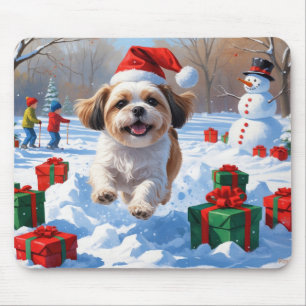 Shih Tzu springer i snö med julhatt Musmatta