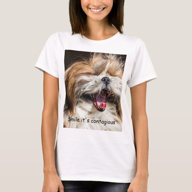Shih tzu-yawning skrattar text anpassa t shirt (Framsida)