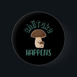 Shiitake Happens Funny Sarcastic Mushroom Puns Knapp<br><div class="desc">Shiitake Happens. Lönsam och sarkastisk champinjondesign för dem som kärlek hittar svamp i träet. Coola och humoristisk prishandel för champinjonjägare som samlar upp ätbar svamp i vilden. Perfekt för svampbildning och svampinsamling. Underbar julklapp och födelsedagspresent för familj och vänner.</div>