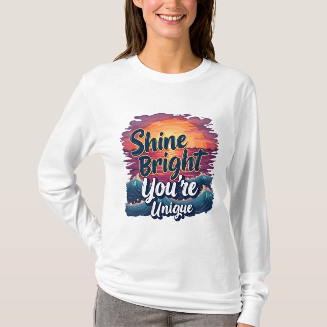 "Shine Bright, du är unik!" Sunset Ocean Tee (Framsida)