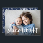 Shine Bright | Fullt Photo Hanukkah Julkort<br><div class="desc">Festive Hanukkah-fotokortet har ditt favoritorienterade vågrät- eller landskapsorienterade foto i utfall av fullt,  med "shine bright" överlagrad i vit handskriven penseltypografi. Anpassa kortets framsida med ditt meddelande om namn och kort helgdag.</div>