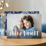 Shine Bright | Fullt Photo Hanukkah Julkort<br><div class="desc">Festive Hanukkah-fotokortet har ditt favoritorienterade vågrät- eller landskapsorienterade foto i utfall av fullt,  med "shine bright" överlagrad i vit handskriven penseltypografi. Anpassa kortets framsida med ditt meddelande om namn och kort helgdag.</div>