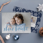 Shine Bright | Fullt Photo Hanukkah-kort Julkort<br><div class="desc">Festive Hanukkah-fotokortet har ditt favoritorienterade vågrät- eller landskapsinriktat foto i utfall av fullt, med "shine bright" överlagrad i blåhandskriven penseltypografi. Anpassa kortets framsida med ditt meddelande om namn och kort helgdag och lägg till ytterligare tre foton på baksidan i en samlingslayout på en marinblå snöflingad bakgrund, tillsammans med ett personligt...</div>