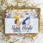 Shine Bright | Glitz Faux Glitter Photo Overlay Julkort<br><div class="desc">Prisvärda helgdag för utskrift av anpassningsbar med enkla mallar för anpassning. Den här chicen har en faux glitter konetti gräns och snyggt calligraphy text. Det står "Shine Bright - Lycklig Hanukkah". Anpassa den med dina foton och lägg till din familj namn och året. Baksidan har en faux guld glitter-bakgrund eller...</div>
