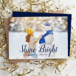Shine Bright | Glitz Faux Glitter Photo Overlay Julkort<br><div class="desc">Prisvärda helgdag för utskrift av anpassningsbar med enkla mallar för anpassning. Den här chicen har en faux glitter konetti gräns och snyggt calligraphy text. Det står "Shine Bright - Lycklig Hanukkah". Anpassa den med dina foton och lägg till din familj namn och året. Omvänd sida har plats för ytterligare foton...</div>