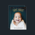 Shine Bright Hanukkah Photo Card Julkort<br><div class="desc">"Shine Bright" ger skugga i faux guld löv-effekten,  med liten triangelkontur från guld för en roligt,  skarp accent. Baksidan skrivs ut med en lätt texturerad,  blå bakgrund.</div>