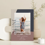 Shine Colorblock | Lodrät Photo Hanukkah Julkort<br><div class="desc">En chic- och elegant-Hanukkah-kortdesign med ett enda lodrät- eller porträtt-orienterat foto på en bakgrund av organiska former i mjuka jordade tonskuggor. "Shine" visas bredvid fotot i underskattad text. Anpassa med din familj namn och anpassningsbar Hanukkah hälsning under perfekten och avsluta beröring med dessa naturinspirerade 2021-fotokort.</div>
