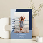 Shine Colorblock | Lodrät Photo Hanukkah Julkort<br><div class="desc">En chic- och elegant-Hanukkah-kortdesign med ett enda lodrät- eller porträtt-orienterat foto på en bakgrund av organiska former i mjuka nyanser av marinblått. "Shine" visas bredvid fotot i underskattad text. Anpassa med din familj namn och anpassningsbar Hanukkah hälsning under perfekten och avsluta beröring med dessa naturinspirerade 2021-fotokort.</div>