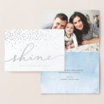 Shine | Hanukkah Photo Silver Foil Card Folierat Kort<br><div class="desc">Elegant Hanukkah-hälsningskortet har "shine" i handskrivet skript för folie i silver,  där konetti snö faller uppifrån och namn och/eller hälsning utmed grund. Anpassa insidan med ett favoritfoto och anpassa med ett personligt meddelande och signera på en chic tvättar blå vattenfärg bakgrund.</div>