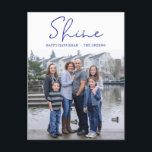Shine Lycklig Hanukkah Blue Photo Helg Vykort<br><div class="desc">Det här fotovykortet med ditt foto, "Shine", "Lycklig Hanukkah!" och din familj namn på framsidan och ord, "Må ljudet av Hanukkah fylla dina hjärtan med fred och kärlek." i matchande blått på baksidan är perfekt att skicka till alla dina vänner och din familj. Alla kommer att få ett nytt foto...</div>