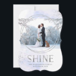 Shine | Silver och Light Blue Hanukkah Photo Julkort<br><div class="desc">Det här helgdag för festliga  och trendig har ord "Shine" i faux silver,  modern typografi,  med två matchande geometriska cirklar och stänk. Vattenfärgad mjuk abstrakt dekorerar bakgrunden och du kan lägga till ditt favoritfoto till det här vackra Hanukkah-kortet.</div>