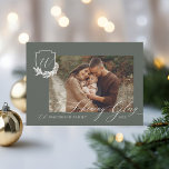 Shining Glory Winter Garland Monogram Vapensköld P Julkort<br><div class="desc">Bygg upp julhelgens lysande gloria med vår vapensköld julfotokort för helgdag av vinterträdgård. Vår personlig-kort har en vapensköld med ett foto som ger dig en  i vintern. Anpassa med namnteckning och monogram för familjen. Sprid ut kärlek och jubla i vinter med dessa bedövningskort. Utformning med hjälp av moodthologipapper.</div>