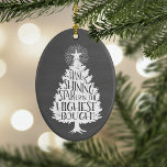Shining Star Julgran Chalkboard Keepsaké Julgransprydnad Keramik<br><div class="desc">Ha en trevlig liten jul med den här festliga utformningen! Julgran har ett stort omfång med "häng en lysande stjärna på den högsta högen" inskriven i,  allt på en grått-kritbakgrund med borstad botten. Anpassa baksidan med året för en söt helgdag. Koordinerande föremål,  inklusive julkort,  som finns i vår butik!</div>